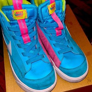 Kids Nikes boys size 2. Unisex colors. Worn but in good condition.